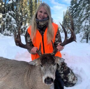 A successful 2021 hunter took a great Saskatchewan Whitetail with Saskatchewan Big Buck Adventures.